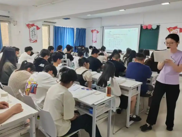 为学生提供探索与调整的缓冲带既回应了家长对学生升学的期待 为学生提供探索与调整的缓冲带既回应了家长对学生升学的期待